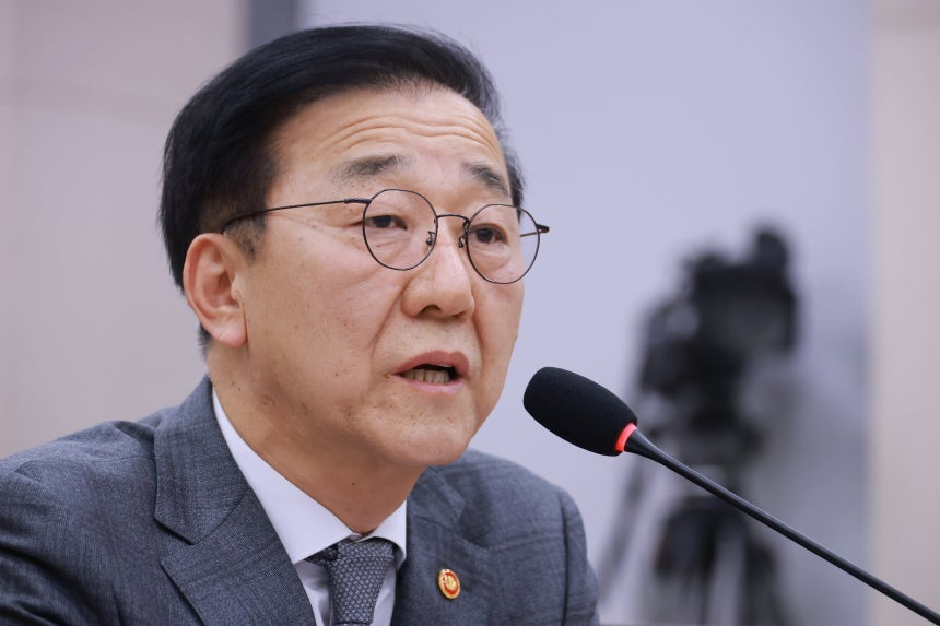 국회 법제사법위원회 전체회의에 참석한 김윤덕 국토교통부 장관./연합뉴스