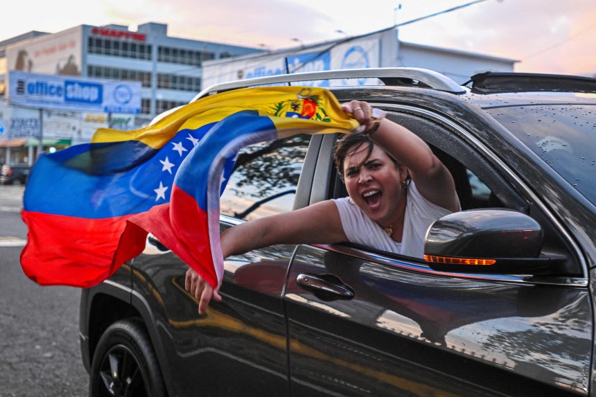 3일 푸에르토리코 산후안에서 미국의 마두로 체포 이후 한 사람이 베네수엘라 국기를 흔들고 있다./연합뉴스