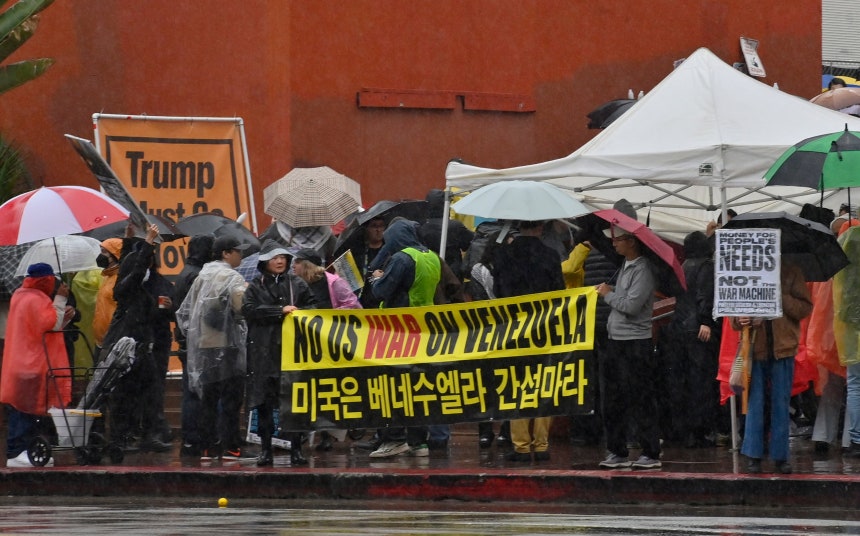 3일 미국 로스앤젤레스 퍼싱 스퀘어에서 열린 긴급 시위 도중 마두로 베네수엘라 대통령 체포를 규탄하는 현지 시위대./ 연합뉴스