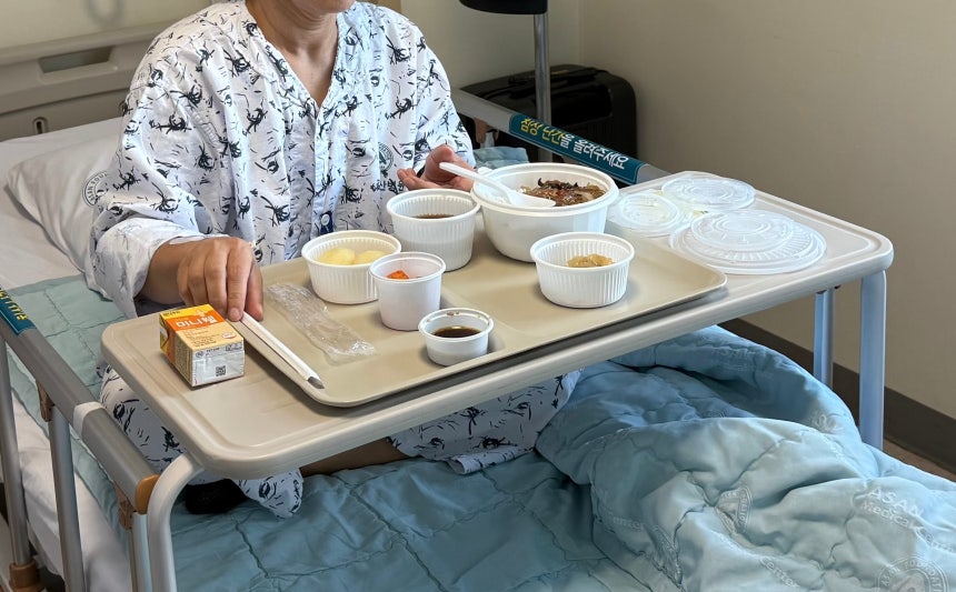 강원도의 한 병원에 입원한 환자가 식사를 하고 있다./뉴스1