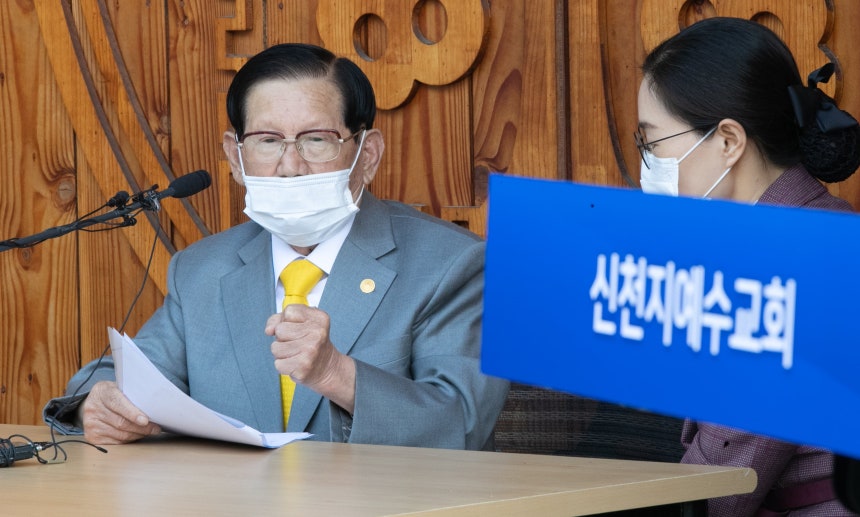 2020년 3월 2일 오후 경기도 가평군 청평면 신천지예수교 평화의 궁전 앞에서 이만희 총회장이 기자회견을 하고 있다./조선DB