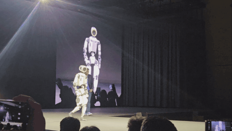 현대차그룹이 5일(현지시각) 미국 라스베이거스 만달레이 베이 컨벤션 센터에서 CES 2026을 앞두고 열린 미디어 데이를 통해 휴머노이드 로봇 아틀라스를 공개했다.영상은 이날 현장에서 진행된 아틀라스 연구형 모델의