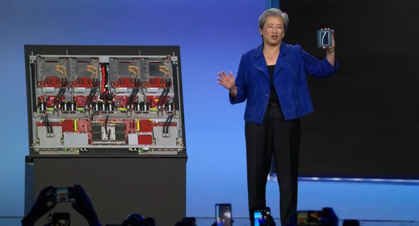 리사 수 AMD 최고경영자(CEO)가 5일(현지시각) 미국 라스베이거스 베니션 호텔에서 열린‘CES 2026’개막 기조연설에서 AI 칩을 들고 성능을 소개하고 있다./CES 유튜브 캡처