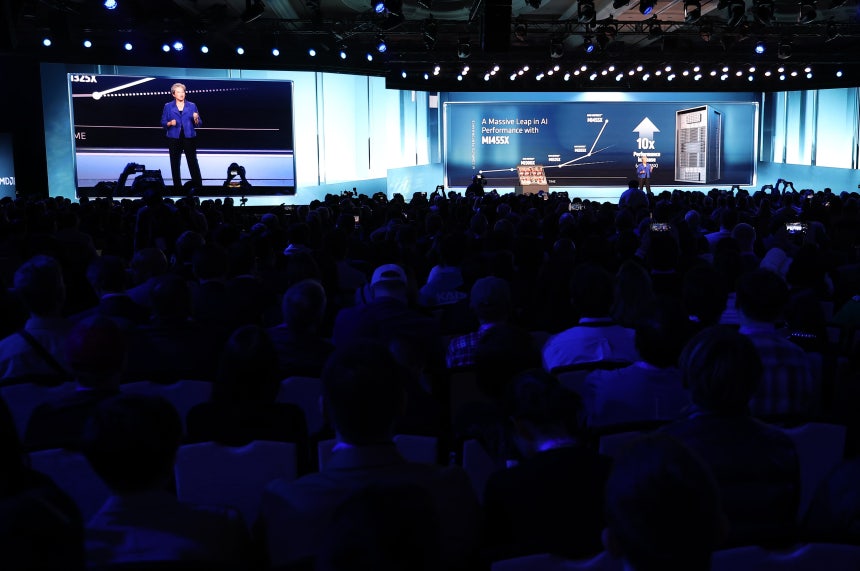 리사 수 AMD 최고경영자(CEO)가 5일(현지시각) 라스베이거스 베니션 호텔 팔라조 볼룸에서 세계 최대 IT·가전 전시회 CES 2026의 개막 기조연설자로 발표를 진행하고 있다./연합뉴스