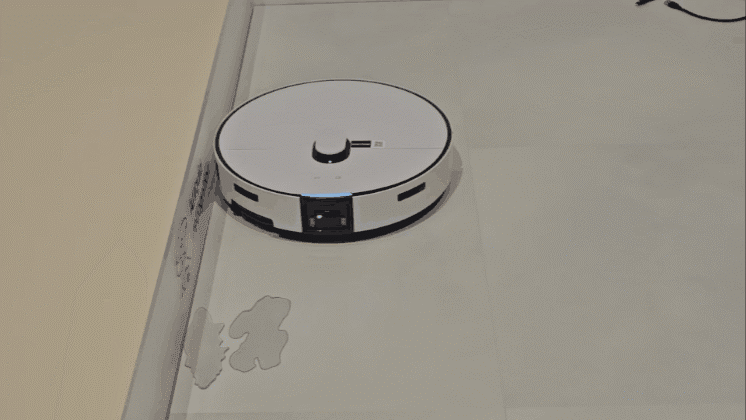 삼성전자가 공개한 로봇청소기 신제품 '2026년형 비스포크 AI 스팀'이 투명한 액체를 인식하고 이를 피해 청소하고 있다./라스베이거스=전병수 기자