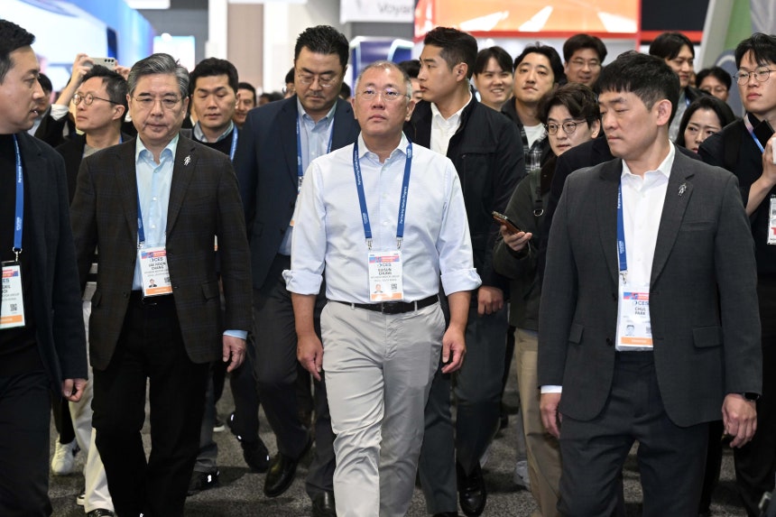 정의선 현대차그룹 회장이 세계 최대 가전·정보기술(IT) 전시회 'CES 2026'이 개막한 6일(현지시각) 미국 네바다주 라스베이거스 컨벤션 센터에 마련된 현대차그룹 부스를 둘러본 후 퀄컴 부스로 향하고 있다./