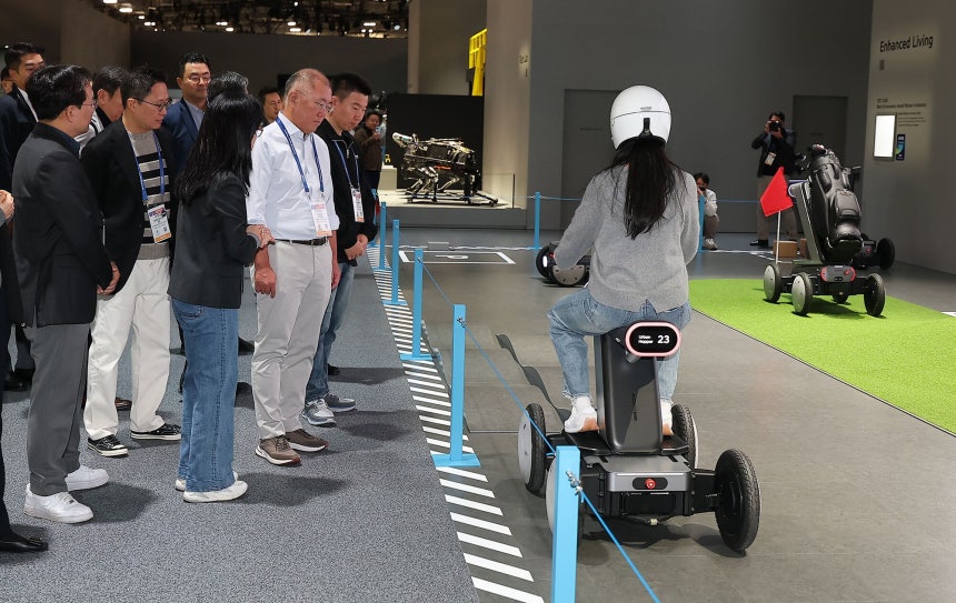 정의선 현대차그룹 회장이 6일(현지시간) 미국 네바다주 라스베이거스 컨벤션센터(LVCC) 현대차 부스를 둘러보고 있다./연합뉴스