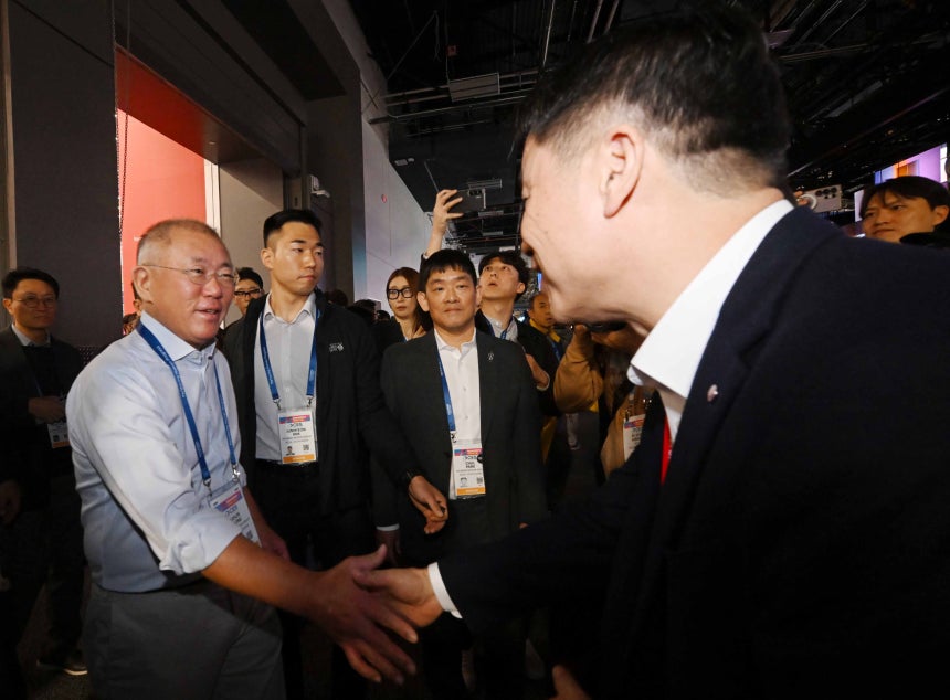 정의선 현대자동차 회장이 6일(현지시간) 미국 네바다주 라스베이거스 컨벤션센터(LVCC)에서 열린 CES 2026에서 LG전자 부스를 찾아 류재철 LG전자 최고경영자(CEO)와 악수하고 있다./연합뉴스