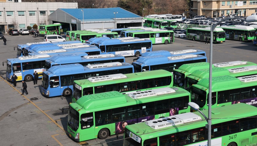 서울 송파구 장지공영차고지에 시내버스가 줄지어 세워져 있다 서울 시내버스 노사가 임금·단체협약(임단협) 협상에서 합의에 이르지 못한 가운데 노조는 내년 1월 13일 전면 파업에 나서기로 했다./뉴스1