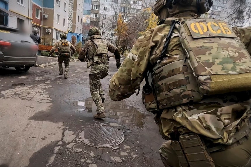 러시아 연방보안국(FSB) 요원들이 독살 관련 범죄 용의자를 체포하고 있다./연합뉴스