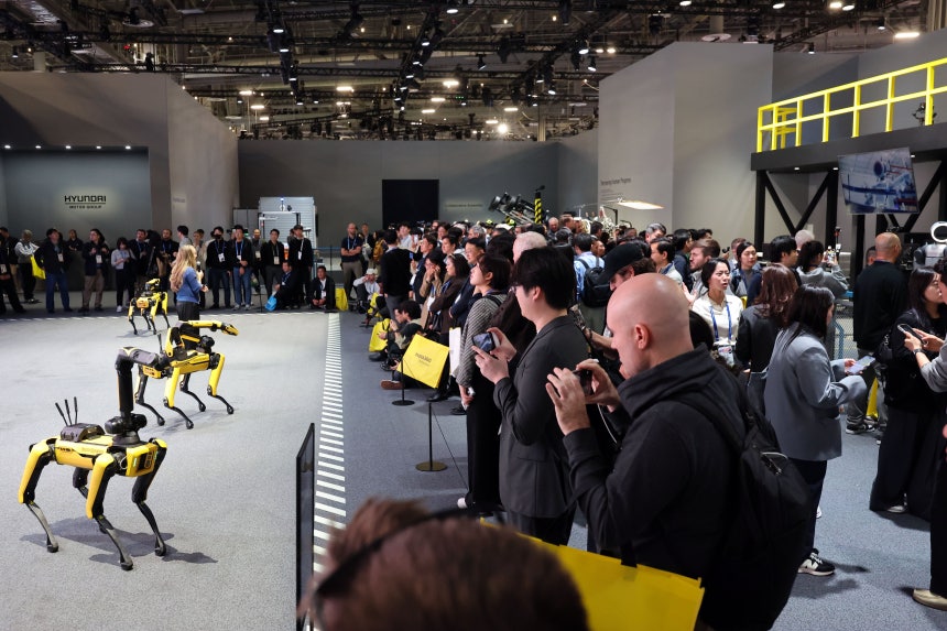 세계 최대 IT(정보기술)·가전 전시회 'CES 2026' 개막 일인 6일(현지 시각) 미국 네바다주 라스베이거스 컨벤션센터(LVCC)에서 현대자동차그룹 부스를 찾은 관람객들이 로봇개 '스팟'을 살펴보고 있다. /뉴