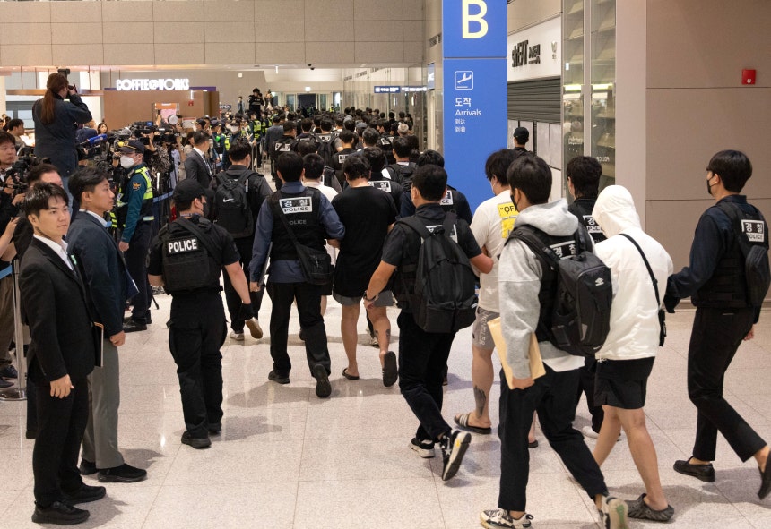 캄보디아 당국 범죄단지 단속으로 적발돼 구금됐던 한국인들이 인천국제공항 2터미널을 통해 송환되고 있다./뉴스1