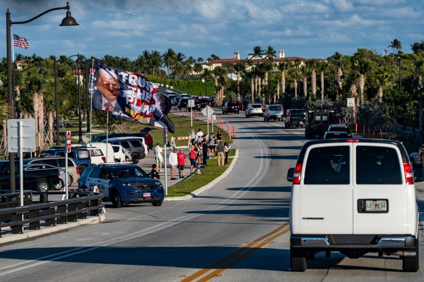 지난 4일(현지 시각) 미국 플로리다주 웨스트팜비치에서 도널드 트럼프 대통령의 차량 행렬이 그의 마러라고 클럽으로 돌아가고 있다./ AP=연합