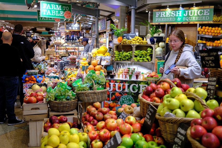 미국 뉴욕 맨해튼의 한 식료품점에서 사람들이 과일을 사고 있다./연합뉴스