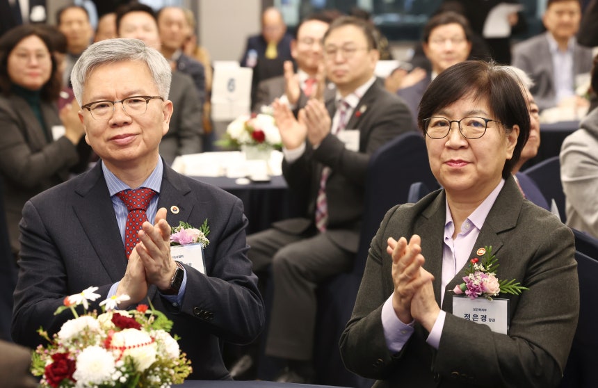정은경 보건복지부 장관(오른쪽)과 김택우 대한의사협회 회장이 8일 서울 용산구 의협 회관에서 열린 '2026년 의료계 신년하례회'에서 박수를 치고 있다./연합뉴스 