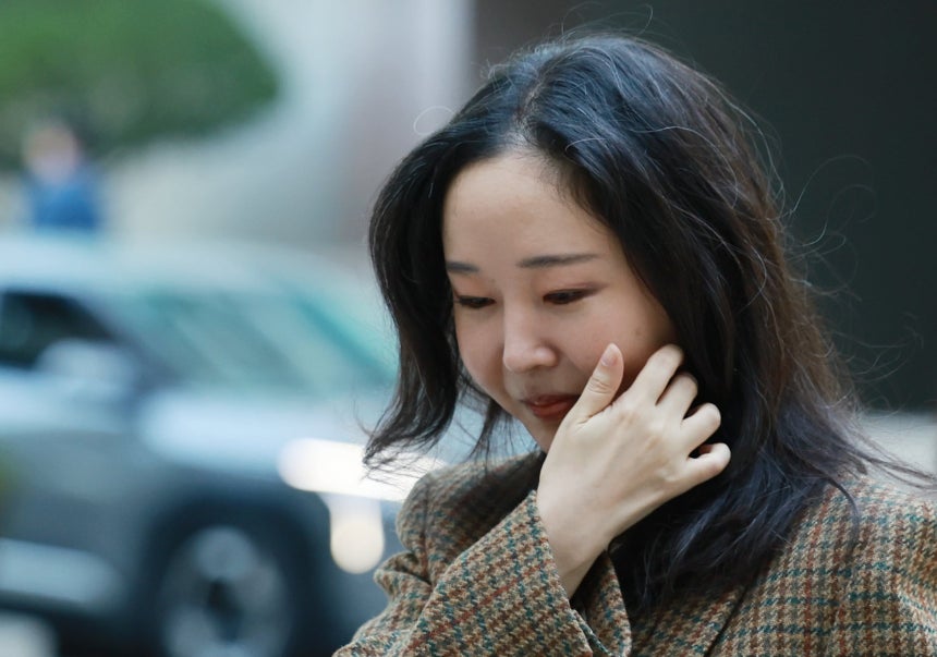 민희진 전 어도어 대표가 서울 서초구 중앙지방법원에서 열린 하이브와의 주식 매매대금 청구 및 주주 간 계약 해지 확인 소송에 증인으로 출석하고 있다./연합뉴스