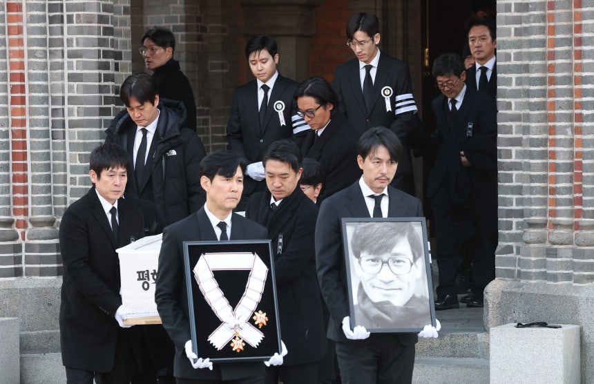 9일 오전 서울 중구 명동성당에서 고 안성기의 발인식이 엄수되고 있다.정우성은 고인의 영정을,이정재는 금관문화훈장을 들고 있다./뉴스1