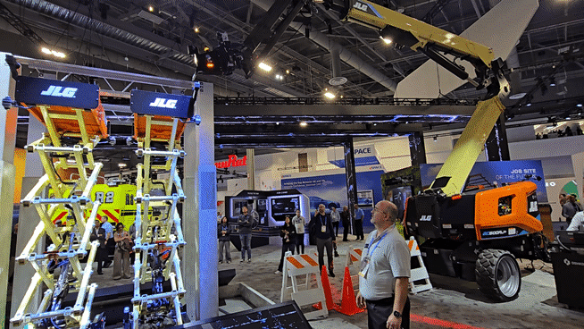 오시코시 코퍼레이션이 세계 최대 IT 전시회‘CES 2026’에서 공개한 고소작업차 형태의 AI 로봇‘붐 리프트’가 자동으로 용접을 진행하는 모습이 시연되고 있다./라스베이거스=정두용 기자