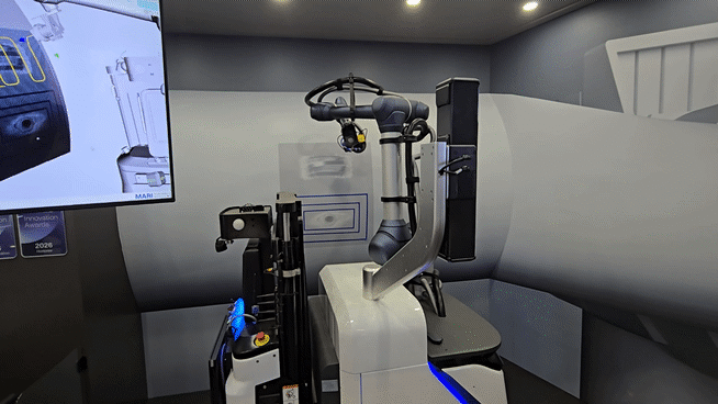 두산로보틱스가 세계 최대 IT 전시회‘CES 2026’에서 공개한‘스캔앤고’가 구조물 표면을 인식해 필요한 작업을 수행하는 모습./라스베이거스=정두용 기자