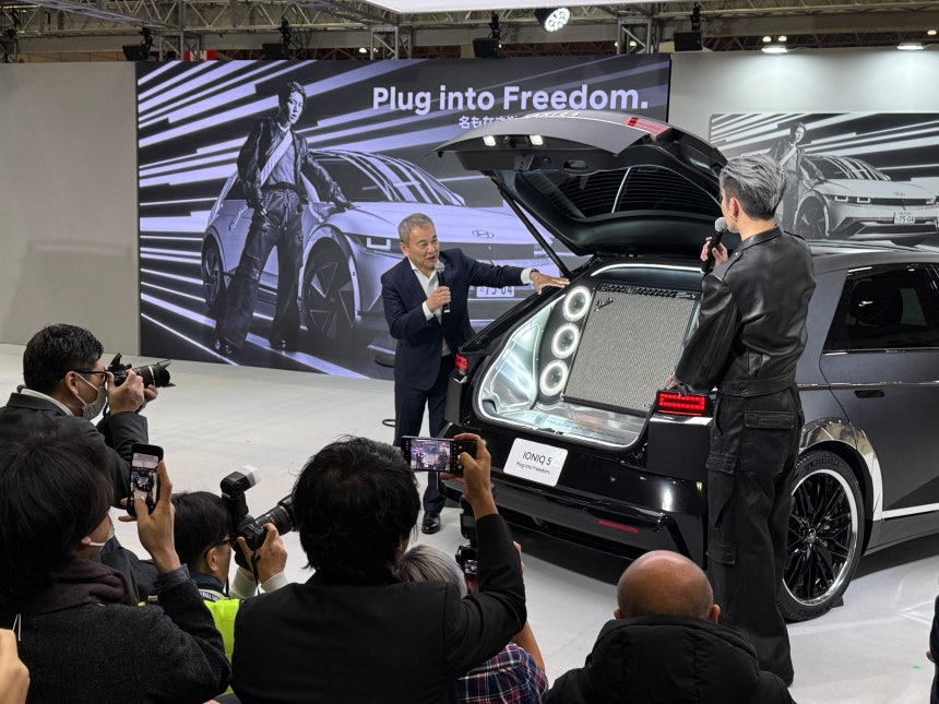 9일 '도쿄 오토살롱'에서 시메기 토시유키 현대차일본법인 법인장이 일본 록가수와 함께 '아이오닉 5' 트렁크에 설치된 대형 스피커를 선보이고 있다./이윤정 기자