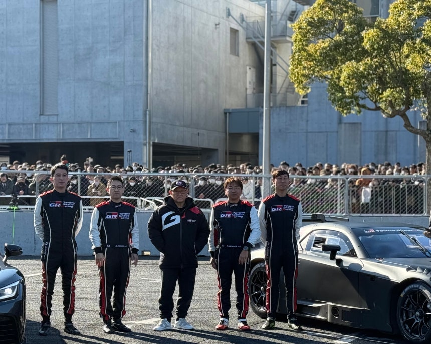 도요타그룹의 고성능 브랜드 '가주 레이싱(GR)'이 지난 10일 '2026 도쿄 오토살롱'에서 새로운 플래그십 모델 'GR GT'와 'GR GT3'를 공개했다.도요타그룹의 도요다 아키오(가운데) 회장이 이날 시험 
