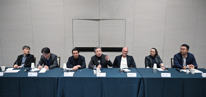 장재훈 현대차그룹 부회장이 지난 5일(현지 시각) 미국 라스베이거스에서 열린 'CES 2026' 미디어행사 직후 열린 간담회에서 기자들의 질문에 답하고 있다.왼쪽부터 이규석 현대모비스 대표이사(사장),정준철 현