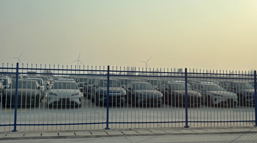 10일 오후 정저우 국제육로항 서작업구역의 BYD 전용 구역에 인근 공장에서 제조된 BYD 전기차가 유럽행 화물열차 운송을 대기 중이다./정저우(중국)=이은영 특파원