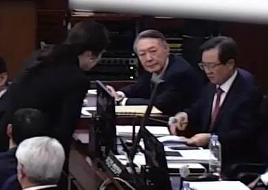 윤석열 전 대통령이 13일 오후 서울 서초구 서울중앙지방법원에서 진행된 내란 우두머리 혐의 2차 결심공판에 출석해 자리에 앉아 윤갑급 변호사와 김계리 변호사가 대화하는 모습을 바라보고 있다./서울중앙지방법원 제공 