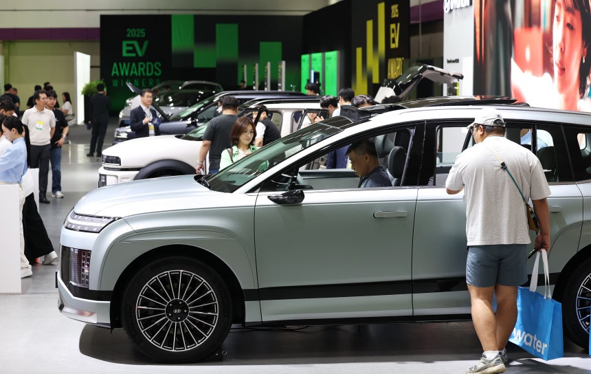 지난 3일 오전 서울 강남구 코엑스에서 열린 'EV트렌드코리아 2025'에서 방문객들이 현대차 '아이오닉 9'과 '디 올 뉴 넥쏘' 등 전시 차량을 살펴보고 있다./뉴스1