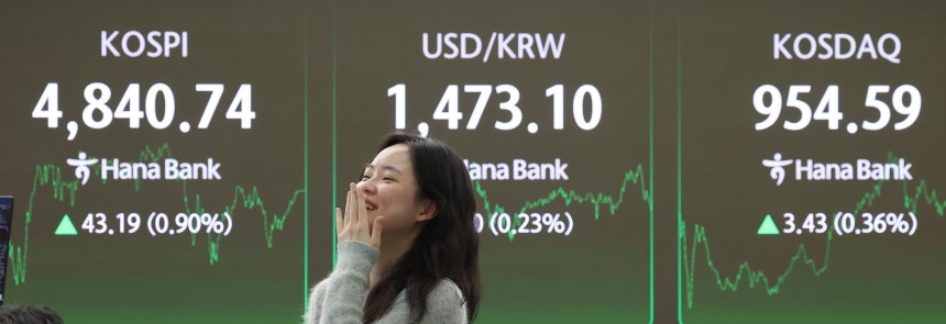 코스피가 사상 처음으로 4,800대에서 장을 마친 16일 서울 중구 하나은행 딜링룸 현황판에 코스피지수 등이 표시돼 있다./연합뉴스