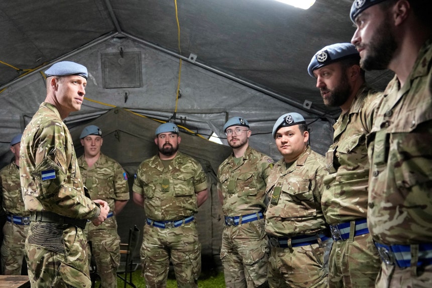 영국 미들 월롭에 위치한 육군 항공 센터에서 윌리엄 왕세자(가장 왼쪽)가 육군 항공대 연대장 직책을 이임받은 후 군 관계자들에게 연설하고 있다./연합뉴스