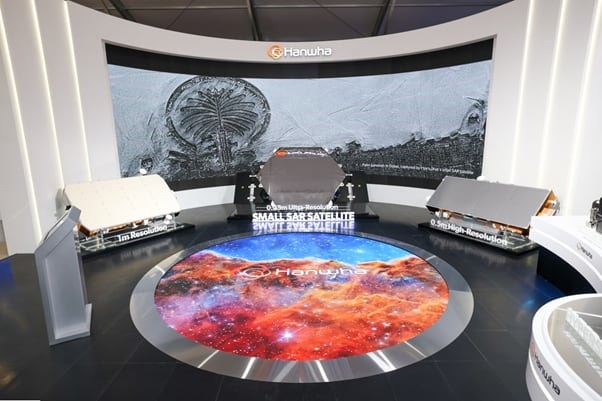 지난 2024년 10월 KADEX 2024 한화 부스에 전시된 한화시스템의 소형 SAR 위성 3종./한화시스템 제공