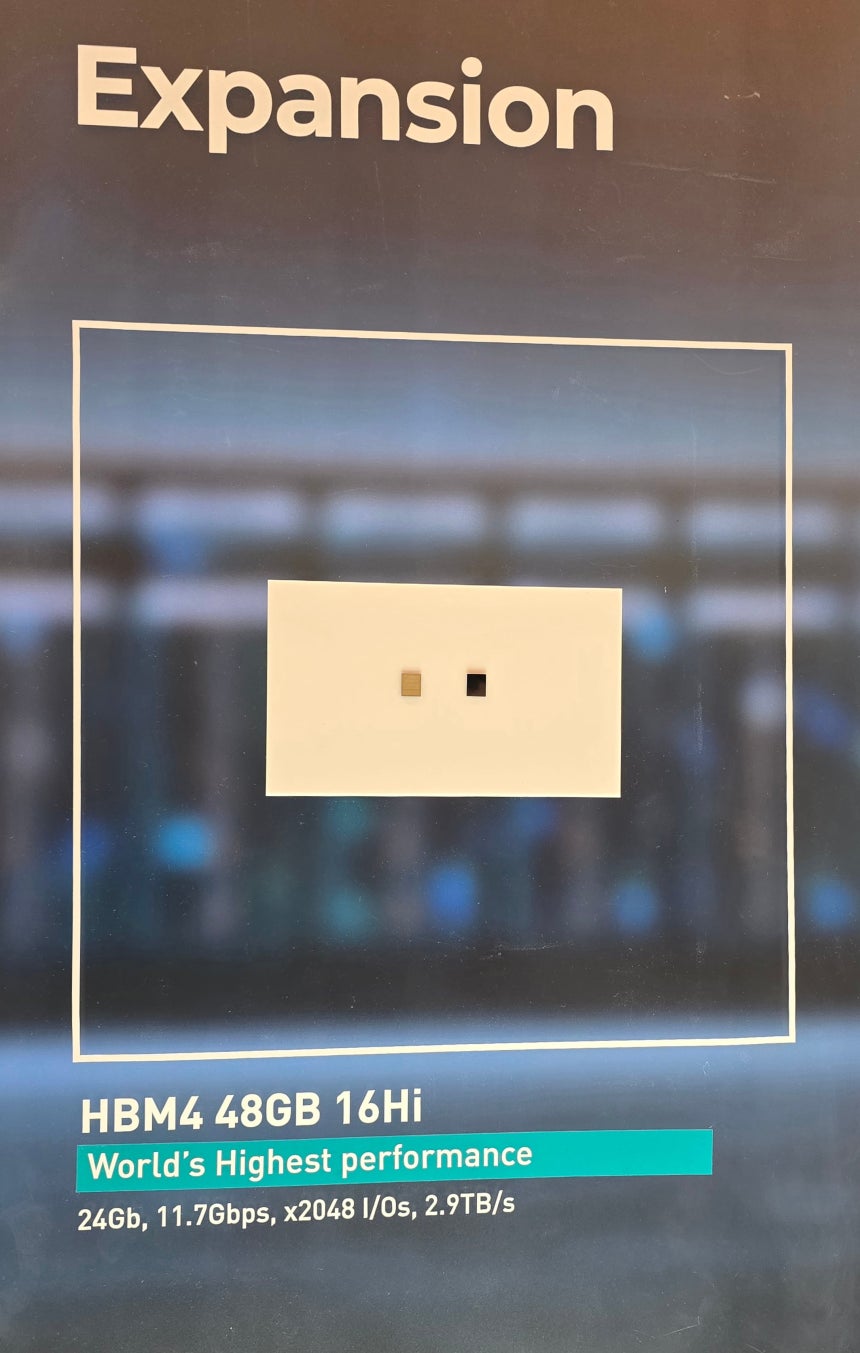 SK하이닉스가 미국 라스베이거스에서 지난 9일(현지시각) 폐막한 세계 최대 가전·정보기술(IT) 전시회 CES 2026에서 실물을 처음으로 공개한 6세대 고대역폭메모리(HBM)‘HBM4 16단 48GB’가 전시돼 