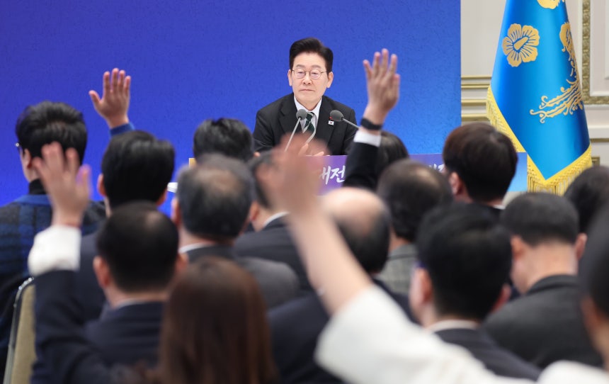 ����� ������� 21�� û�ʹ� ��������� ���� �ų� ����ȸ�߿��� ������ ������ �ް� �ִ�. /����1