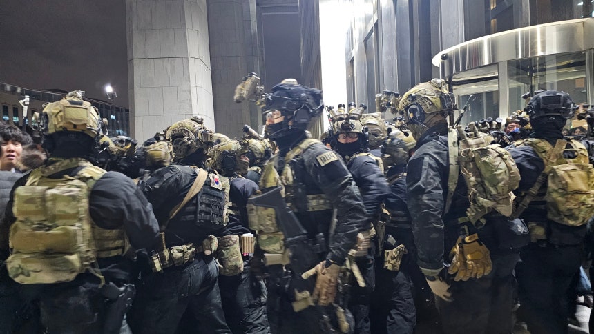 2024년 12월 3일 밤 비상계엄령이 선포됐다.서울 여의도 국회가 봉쇄된 채 국회 본관 앞에서 국회에 진입하려는 계엄군과 정당 관계자들이 몸싸움을 하고 있다./조선DB