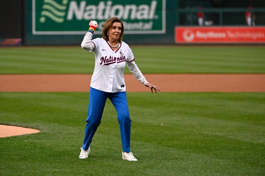 낸시 펠로시 전 하원의장이 2023년 미국 워싱턴 내셔널스 파크에서 열린 워싱턴 내셔널스와 애리조나 다이아몬드백스 경기에 앞서 시구를 하고 있다./연합뉴스