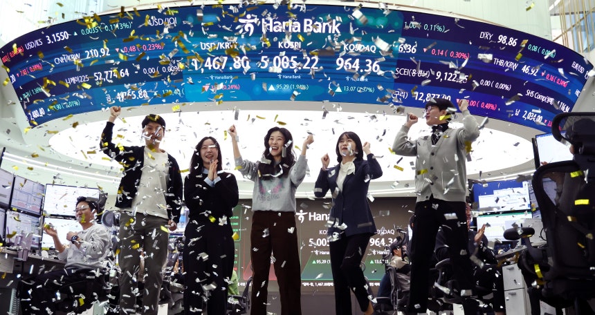 22일 오전 서울 중구 하나은행 본점 딜링룸 현황판에 코스피 지수가 장중 5000 선을 넘으며 개장하자 직원들이 환호하고 있다./뉴스1