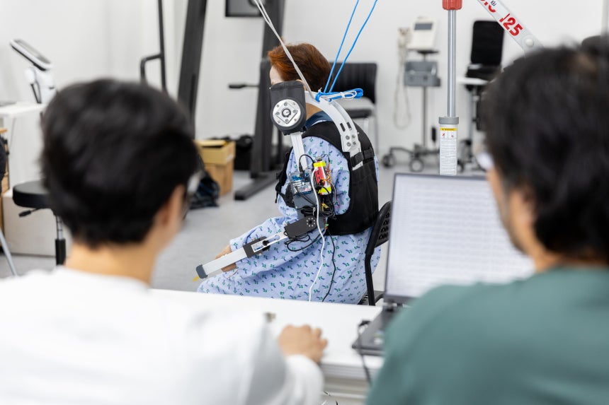 한국전자통신연구원(ETRI) 연구진이 환자가 직접 웨어러블 로봇을 착용하고 움직이는 상태에서 측정되는 데이터를 분석하는 모습./ETRI