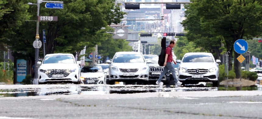 연일 무더위가 기승을 부리며 폭염경보가 이어진 지난 7월29일 전북 전주시 효자로 위로 지열로 인한 아지랑이가 피어오르고 있다./뉴스1