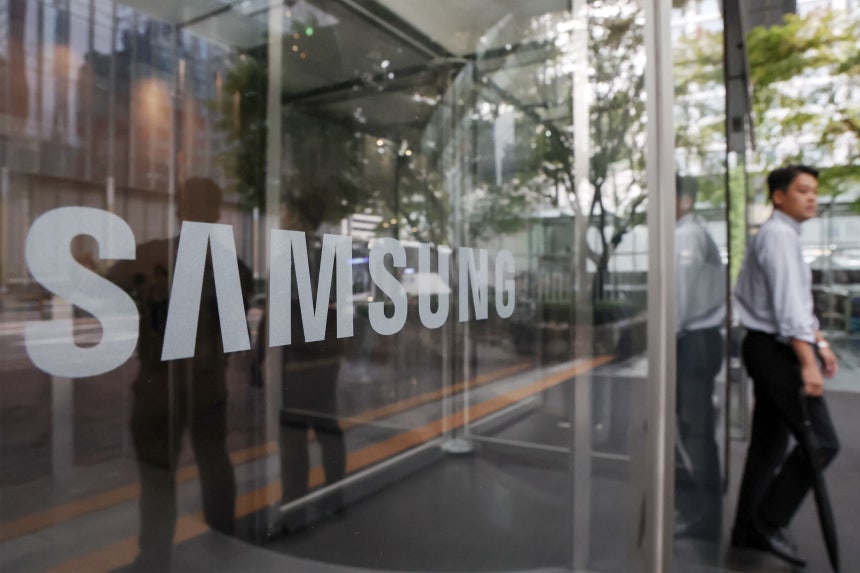 서울 서초구 삼성전자 서초사옥 로비에서 직원들이 오가고 있다./뉴스1