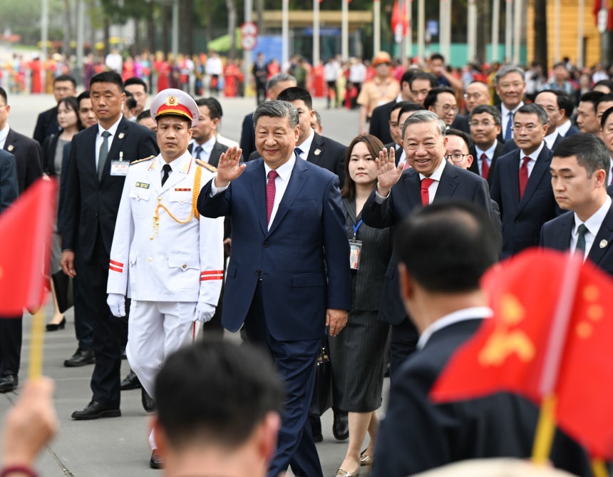 시진핑(習近平) 중국 공산당 중앙위 총서기 겸 국가주석이 지난해 4월 베트남 하노이에서 환영식을 마친 뒤 군중들에게 인사하고 있다./연합뉴스