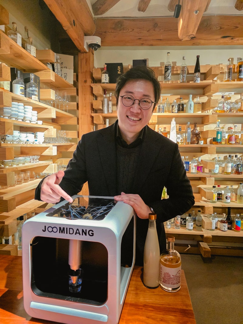 [AX, 낡은 공장을 깨우다]⑤ "3개월 걸리던 술 레시피, 3분이면 끝"..... - 뉴스 썸네일 이미지