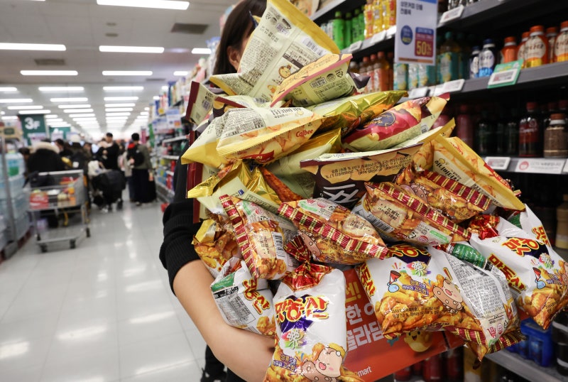 “2만5000원에 181봉 성공” 과자 무한 골라담기 유행… 되팔이 논란도