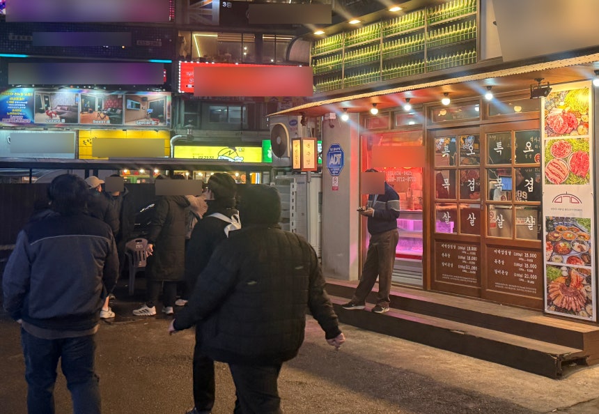 5일 경기 이천시 SK하이닉스 본사 인근 식당가 주변으로 사람들이 모여있다. /이호준 기자