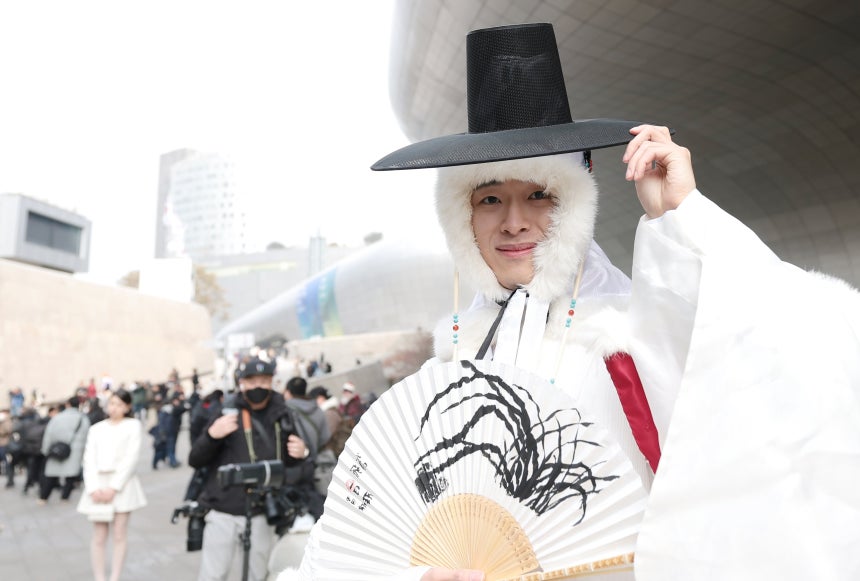 지난 5일 서울 동대문구 DDP에서 열리고 있는 2026 F/W서울패션위크를 찾은 모델 준(본명 남궁준명)이 한복에 갓을 쓰고 포즈를 취하고 있다. /뉴스1