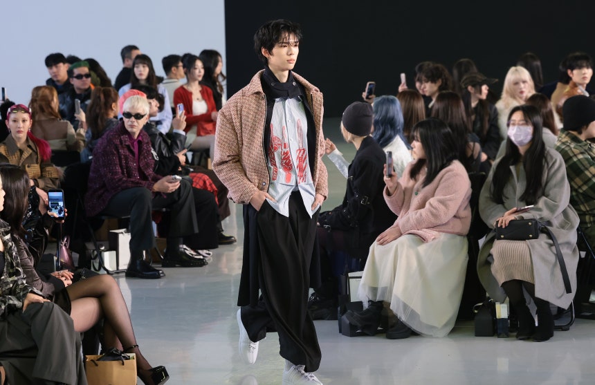 앰퍼샌드원 브라이언이 4일 서울 중구 동대문디자인플라자(DDP)에서 열린 2026 F/W 서울패션위크 ‘페노메논시퍼' 패션쇼에 모델로 출연해 런웨이를 걷고 있다. /뉴스1