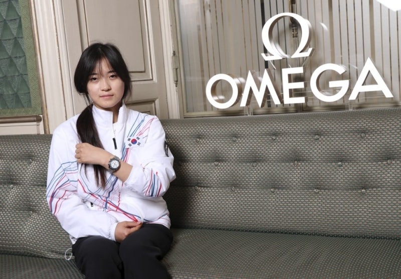‘韓 1호’ 금메달리스트 최가온, 오메가 고급 시계 받았다