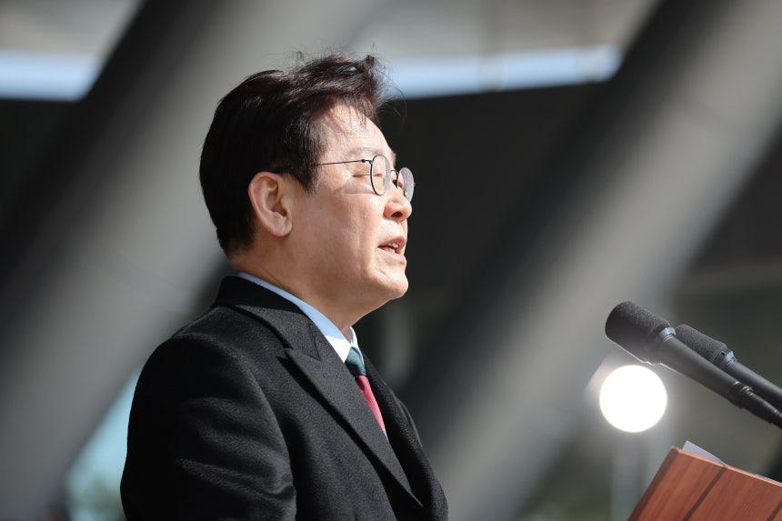 이재명 대통령이 지난 20일 충남 계룡대 대연병장에서 열린 육·해·공군 사관학교 통합임관식에서 축사하고 있다. /뉴스1