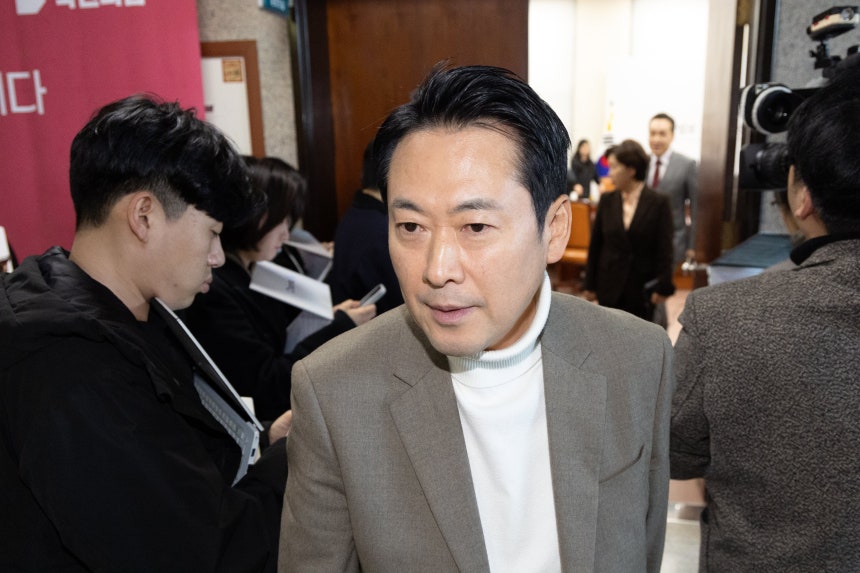 장동혁 국민의힘 대표가 22일 서울 여의도 국회에서 열린 비공개 최고위원회의를 마치고 회의장을 나서고 있다./뉴스1