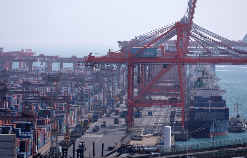 부산항 신선대부두에 컨테이너가 가득하다. /연합뉴스